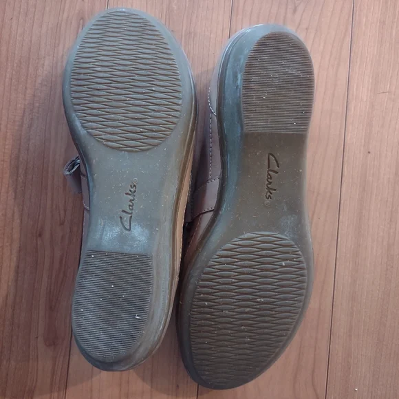 Clarks Collection Women's Mary Jane Shoe Size 8 M Laser Cut Brown Leather Wedge - Picture 3 of 7